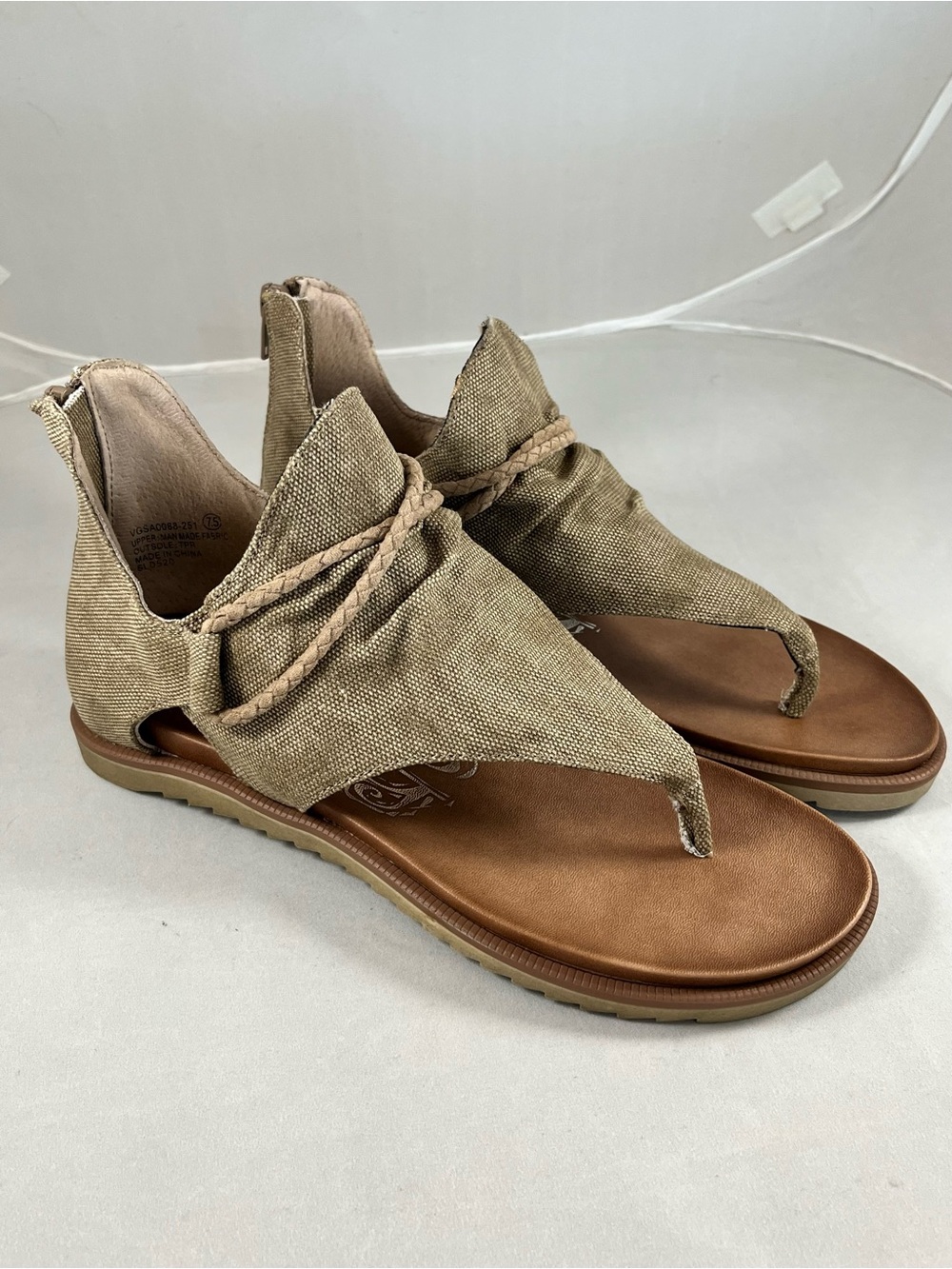 NWOB Very G Sparta Tan Canvas Braided Thong Sandals Back Zip Size 7.5